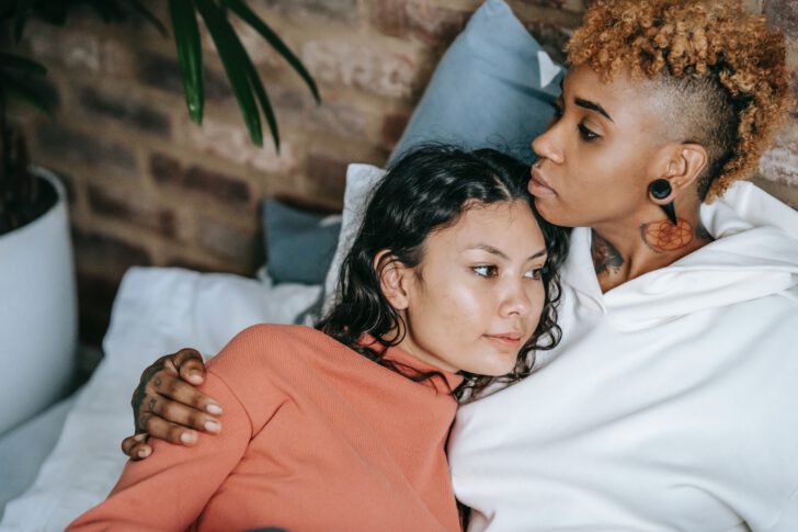 Twee vrouwen die werken aan een succesvolle relatie