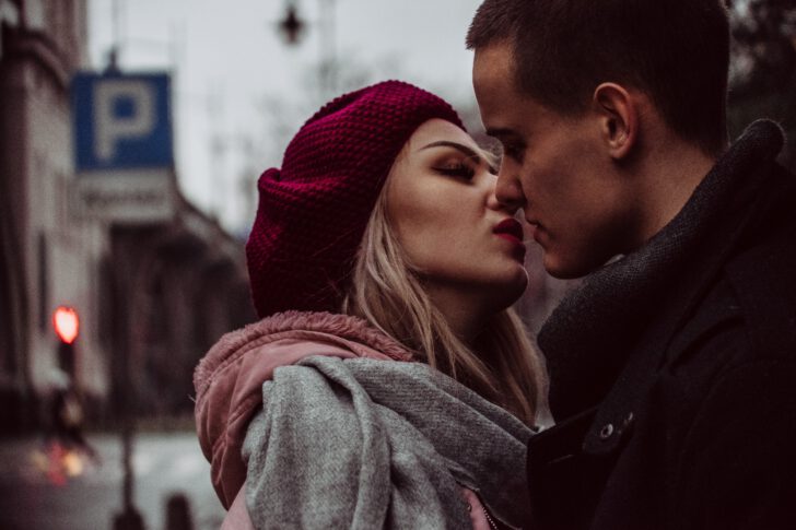 man en vrouw zoenen