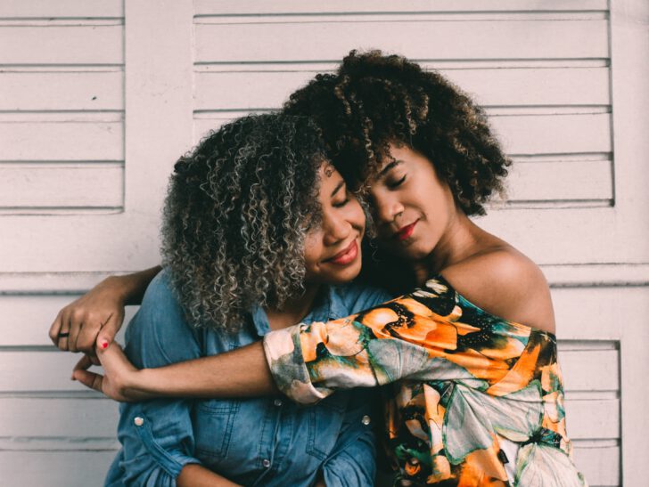 twee vrouwen knuffelen