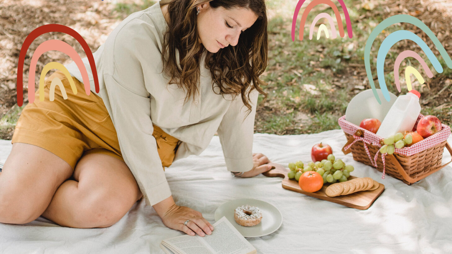 vrouw eet picknick in park