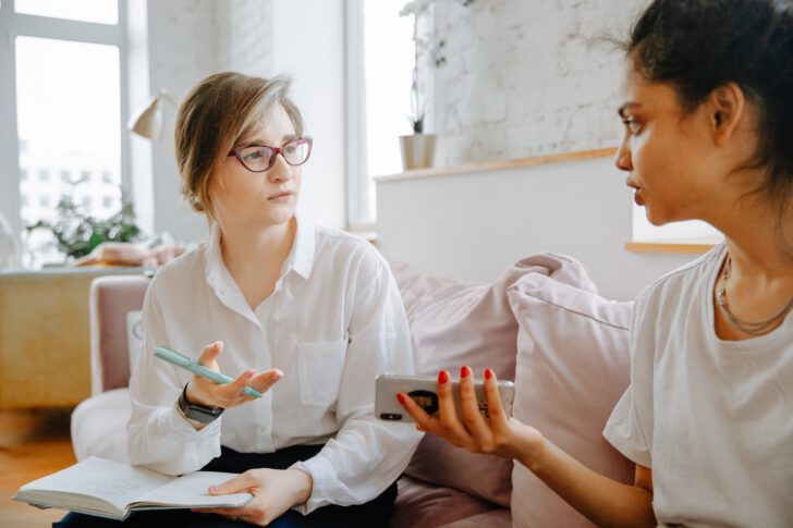 vrouwen luisteren naar elkaar