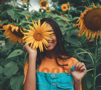 vrouw met zonnebloem