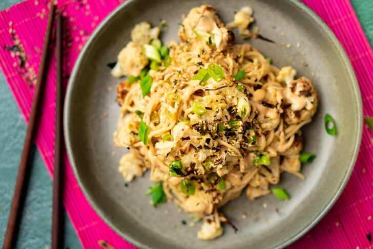 vegan noedelsalade met bloemkool