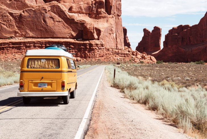 oud volkswagen busje in de natuur