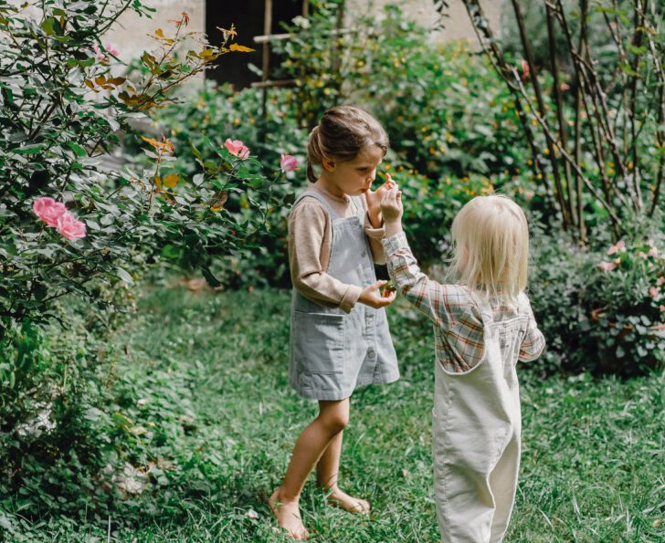 kinderen spelen in tuin