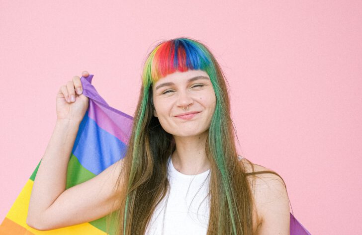 vrouw met regenboogvlag