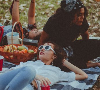 vrouw in park met picknick