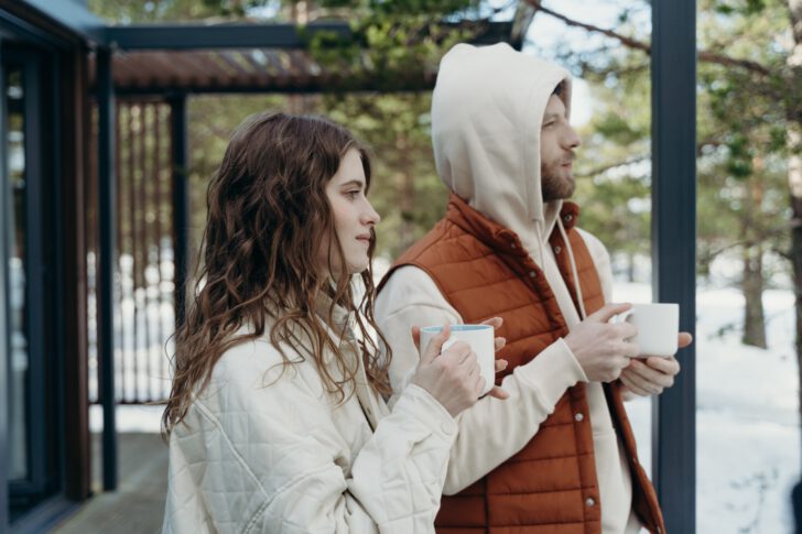 Man en vrouw drinken een kop koffie