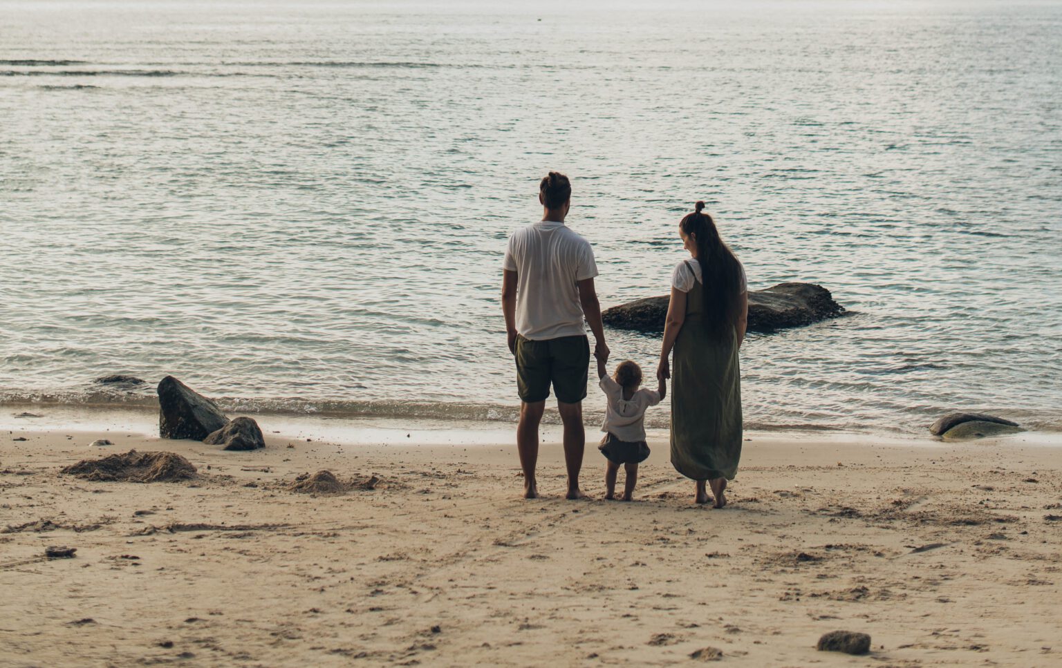 jong stel met kind op strand