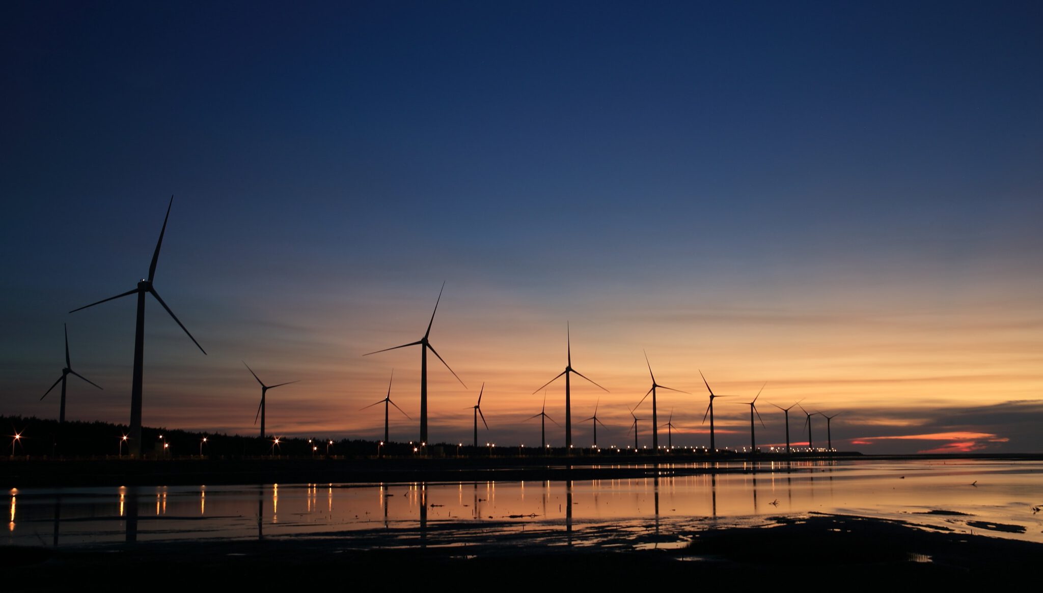 Windmolens bij zonsondergang