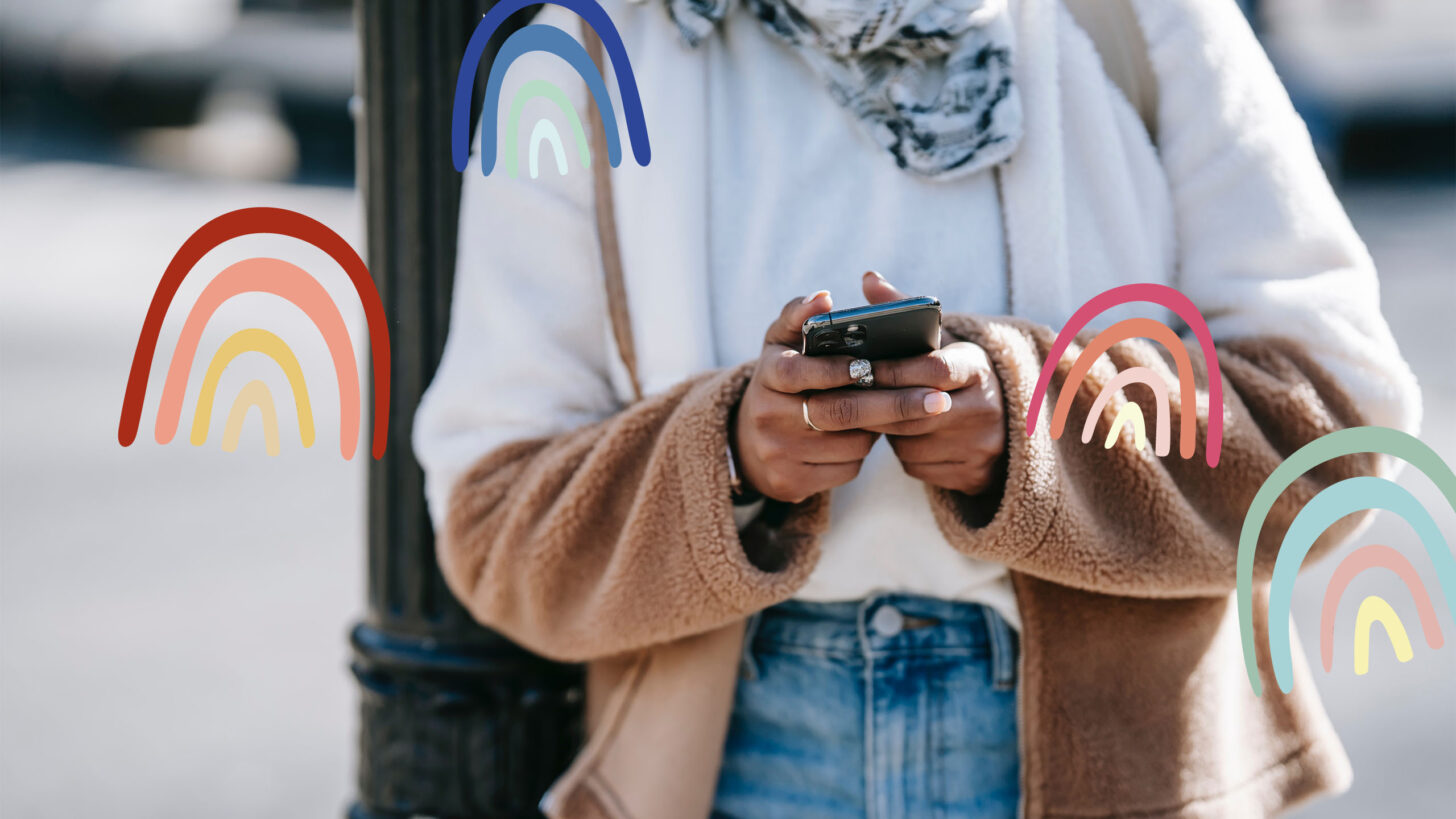 vrouw op telefoon