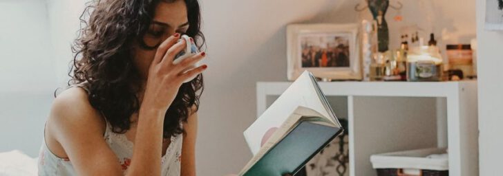 vrouw drinkt koffie op bed