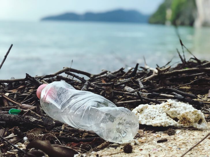 plasticflesje bij strand