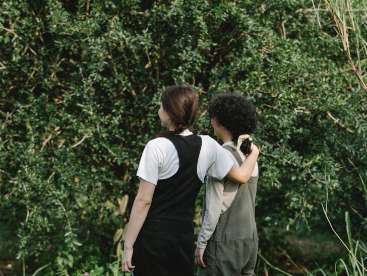 twee vriendinnen in tuin