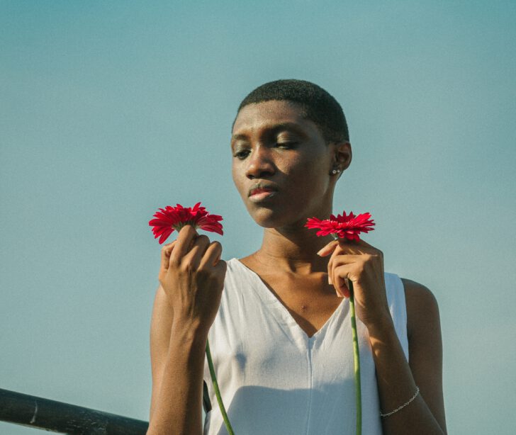 vrouw heeft bloemen vast en kijkt sip