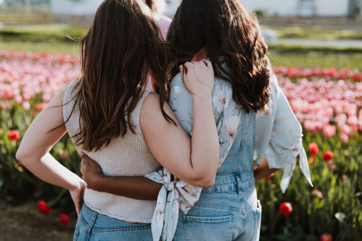 Vrouwen houden elkaar vast