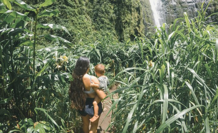 Vrouw en kind in natuur