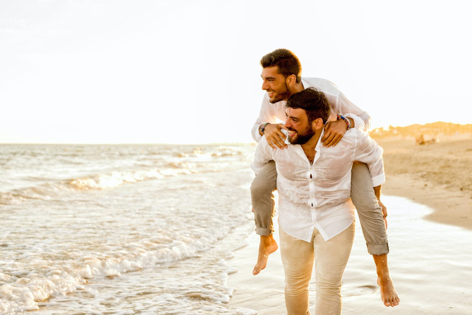 Verliefde mannen op het strand