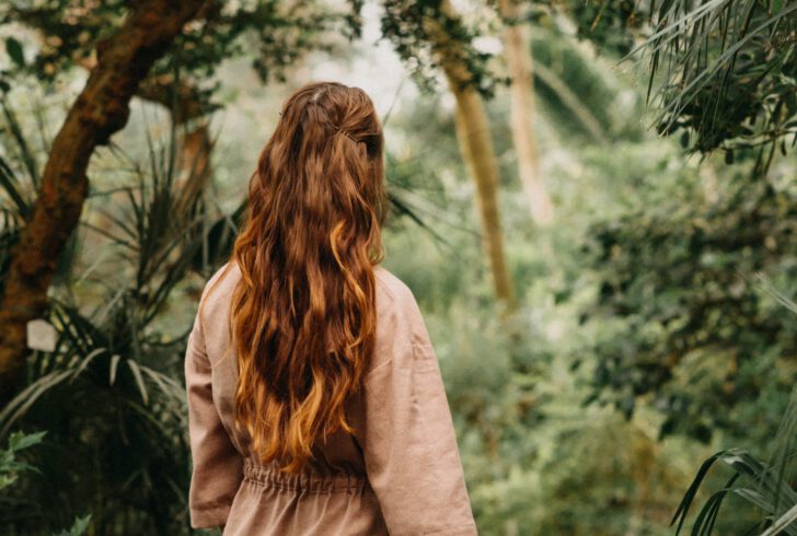 vrouw die manieren om van stress af te komen toepast