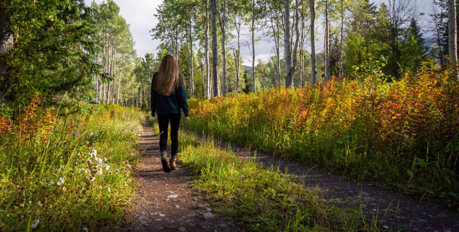 persoon doet wandelmeditaties