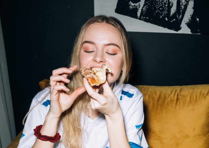 vrouw die eten volgens cyclus principe toepast, eten volle gevoel