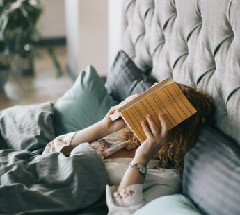 vrouw ligt in bed en kan niet slapen