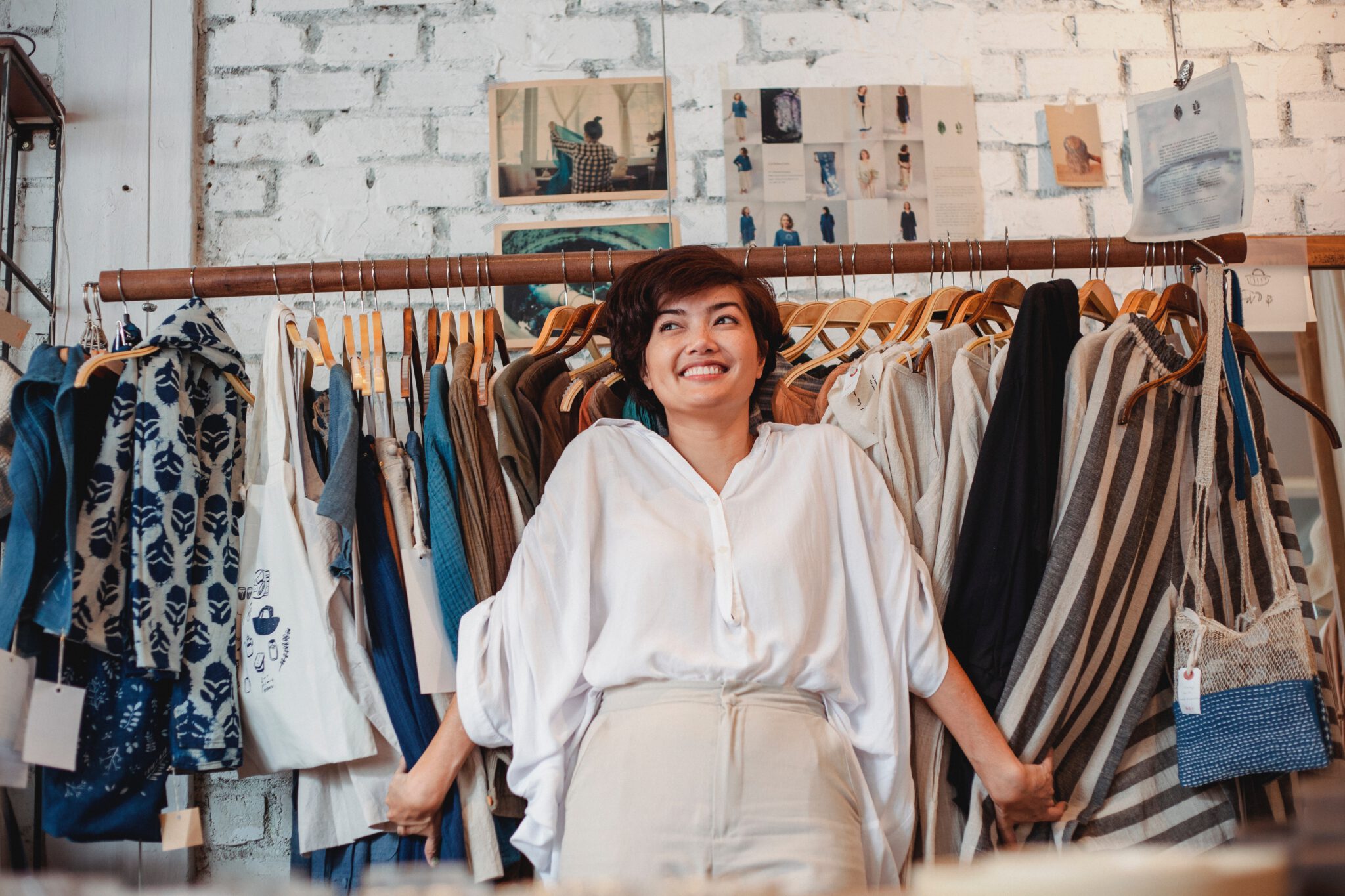 vrouw in vintage kleding winkel