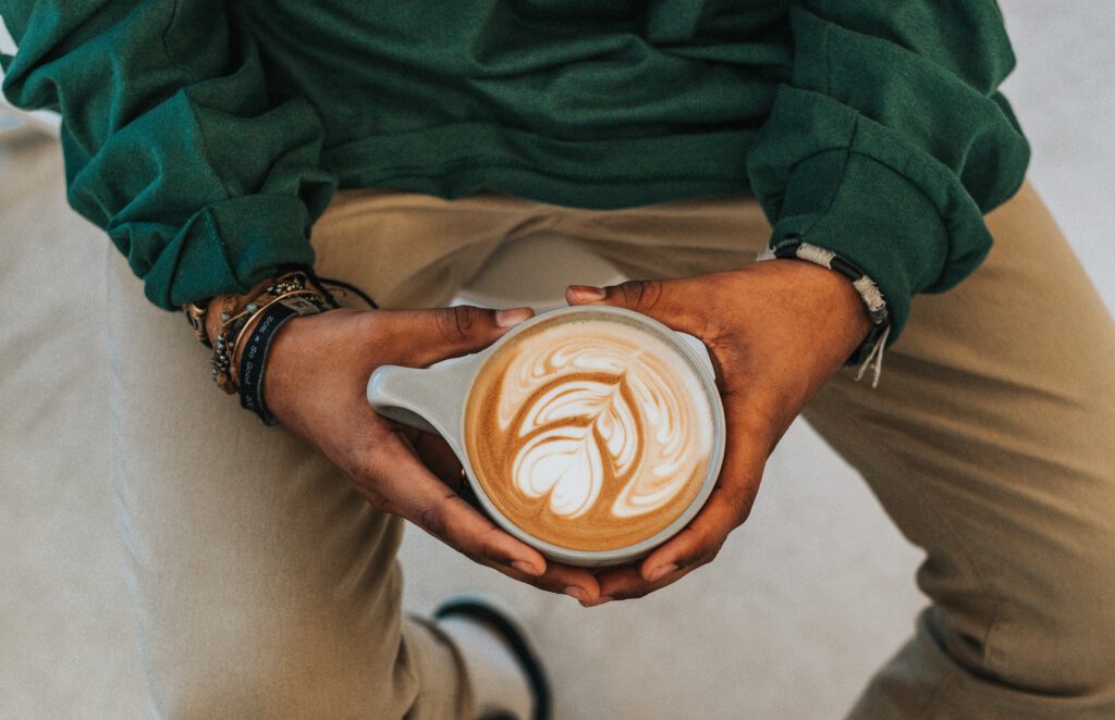 iemand houdt kopje koffie vast