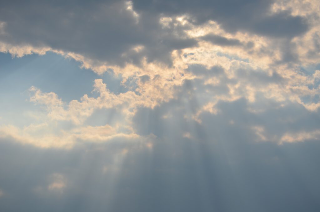 Zon die door de wolken schijnt