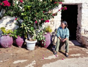 oude vrouw met bloemen