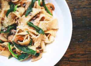 Een bord met veganistische pasta