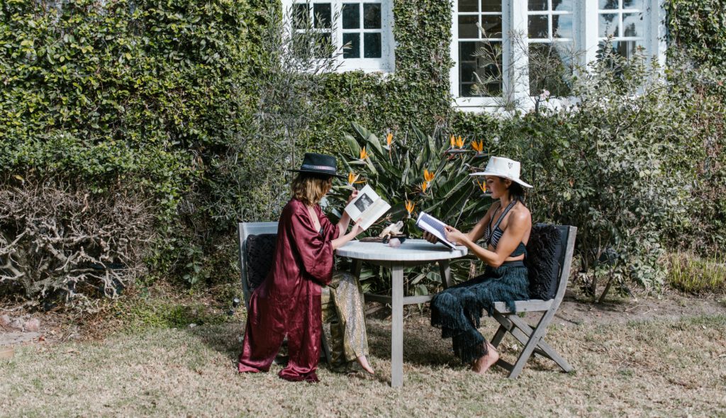 twee vrouwen aan tafel