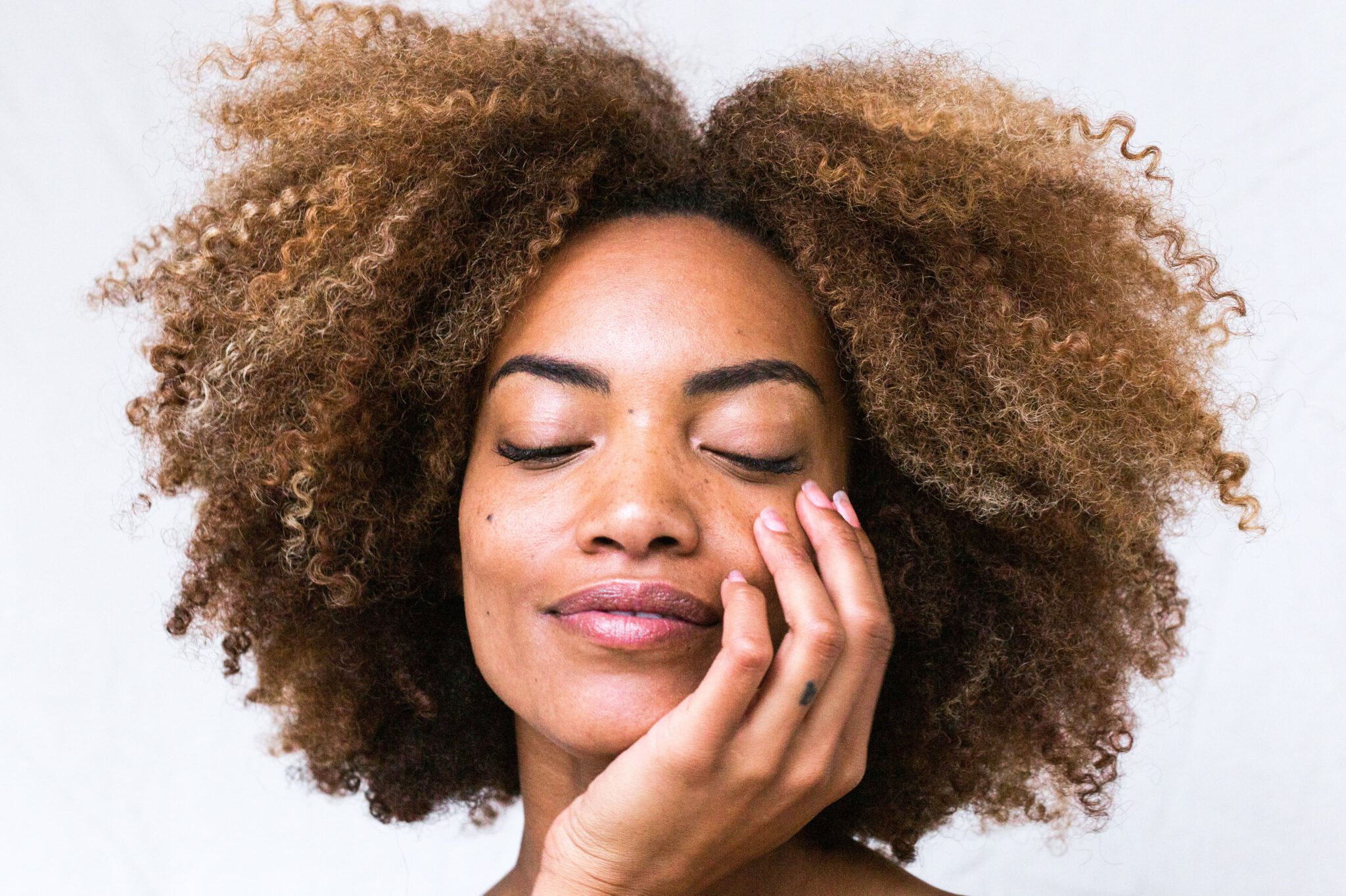 Persoon verzorgt huid met shea butter