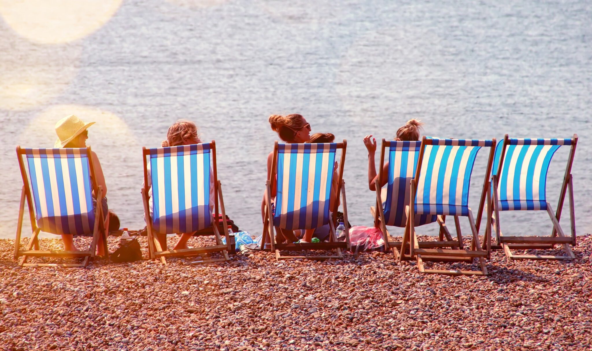 Mensen die aan het zonnen zijn op het strand