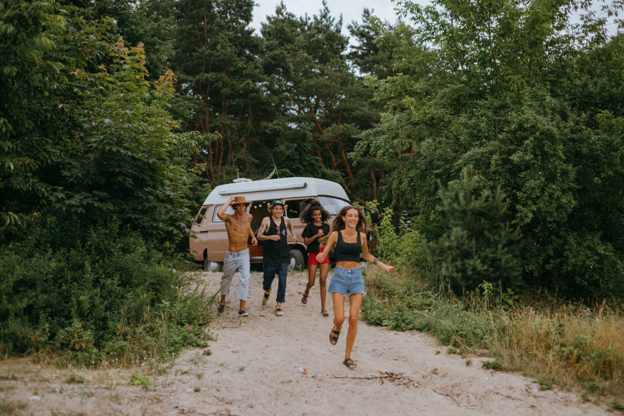 Roadtrip Zweden, groep vrienden bij een camper in de natuur