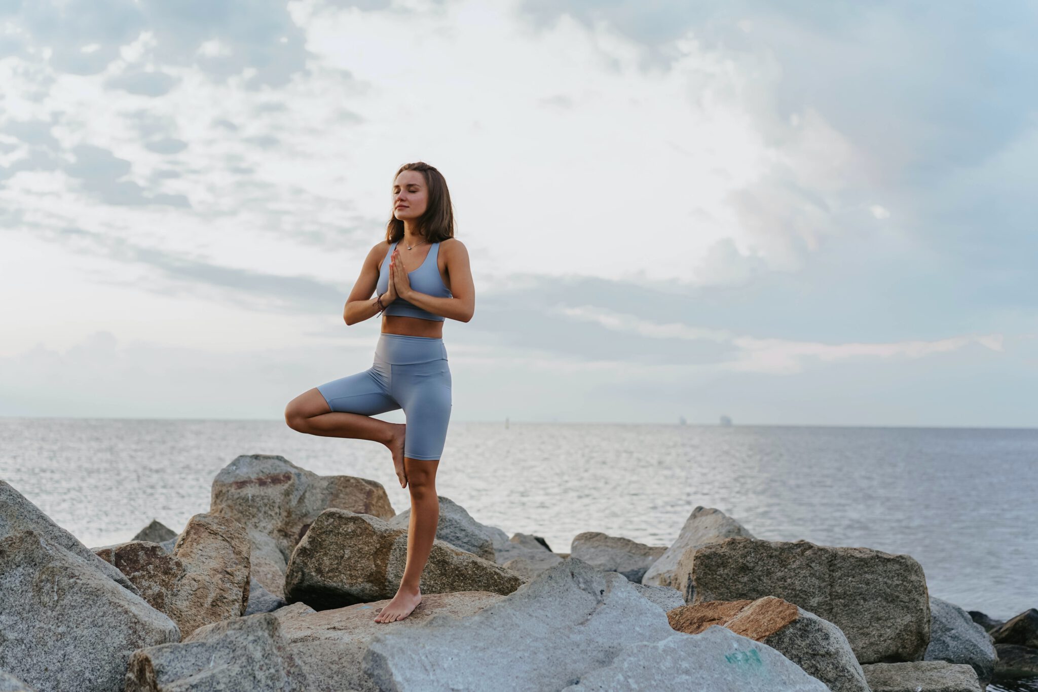 vrouw in treepose