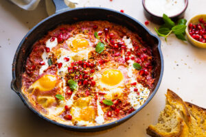 shakshuka met granaatappel, munt en za’atar