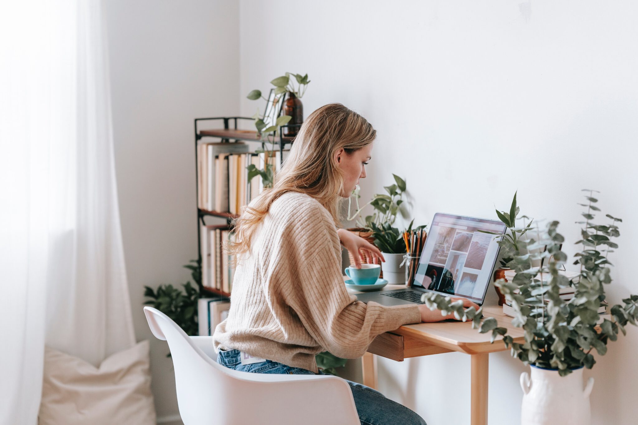 vrouw achter een bureau