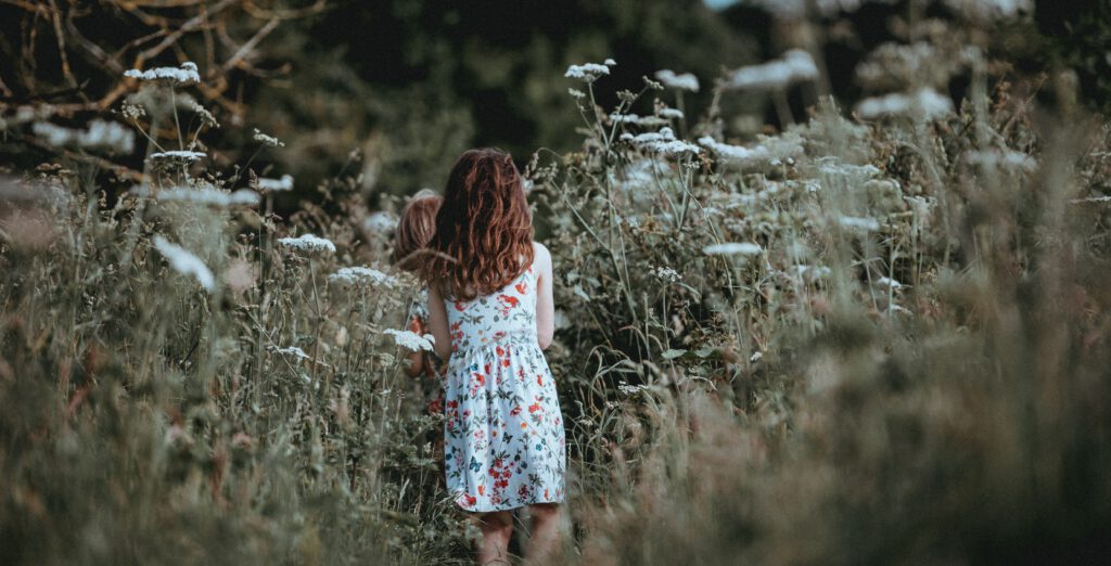 Meisje in natuur traumasensitief opvoeden