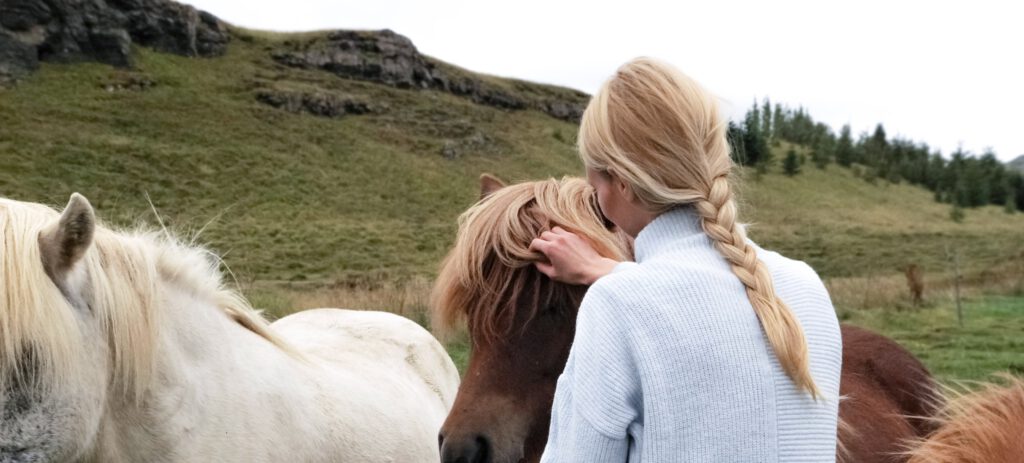 vrouw in weide met paard