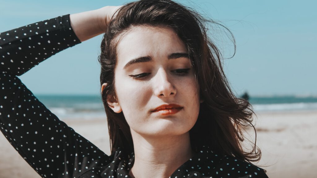 vrouw op strand