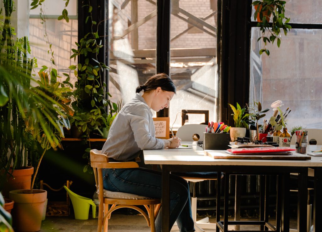 tijd tekort vrouw werkt aan tafel