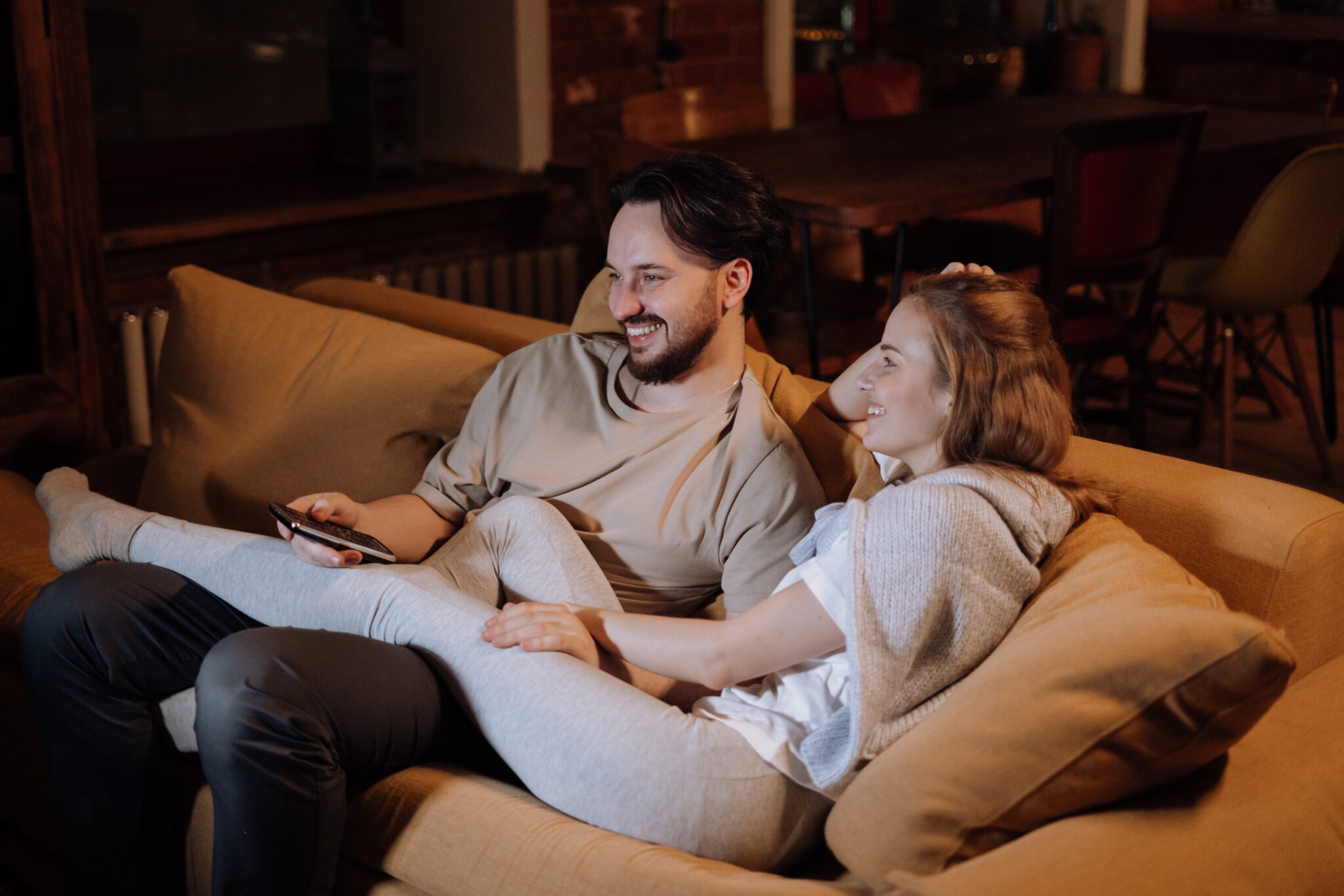 man en vrouw zitten samen op de bank