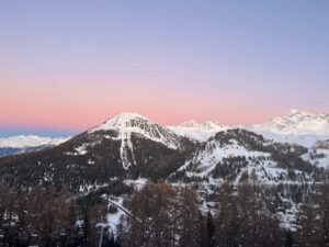 besneeuwde bergtoppen van la plagne met zonsopkomst