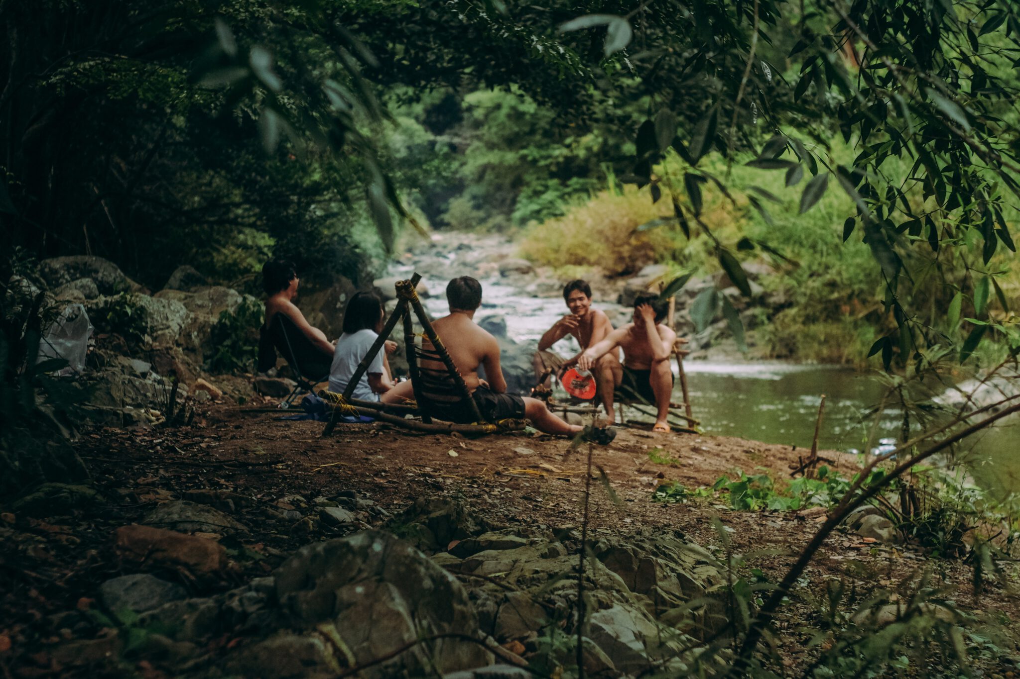 mensen op een rainbow-gathering