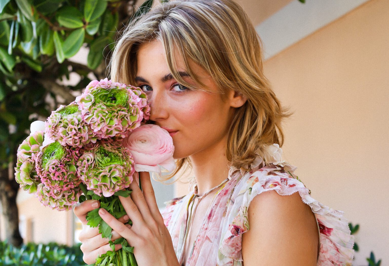 vrouw-dag-voor-jezelf-nemen-bloemen