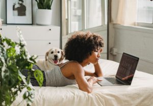 vrouw is op zoek naar meer zingeving