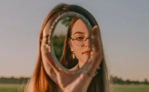 Meisje dat aan maitri meditatie doet.